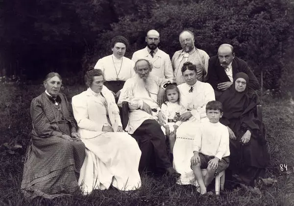Л.Н. Толстой с родными в парке Ясной Поляны