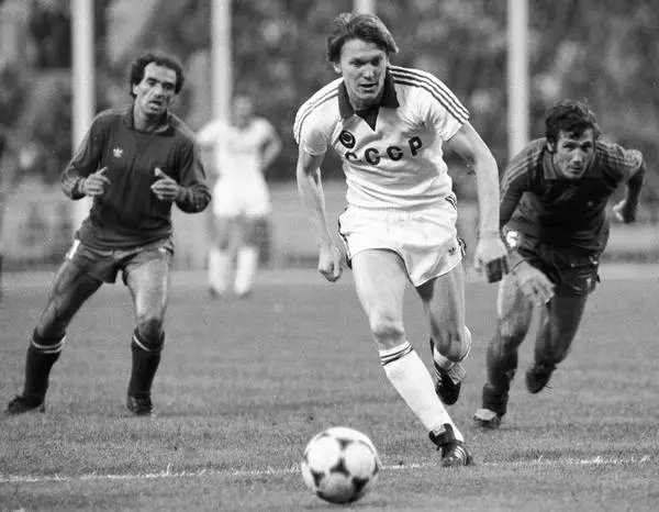 Oleg Blokhin leads an attack