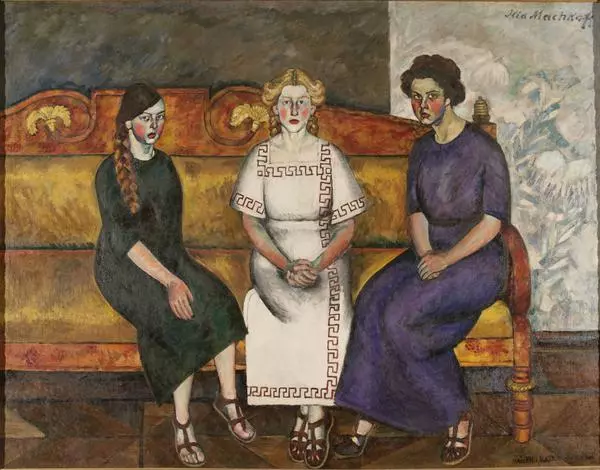 Три сестры на диване