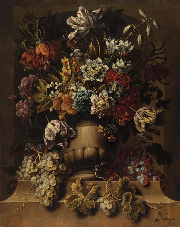 Цветы в каменной вазе