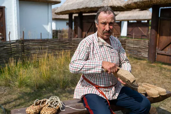 Плетение лаптей