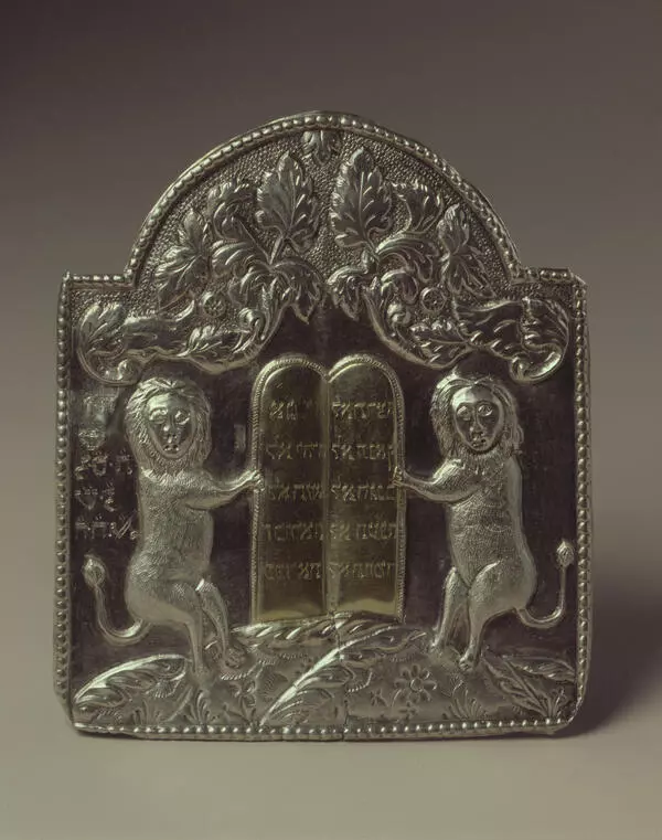 Tas — Torah scroll shield