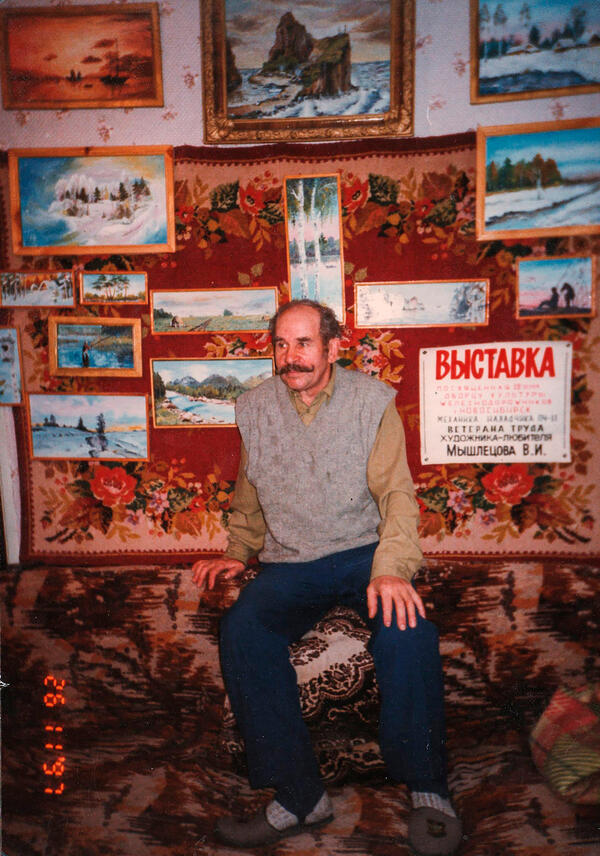 Мышлецов Василий Иванович на фоне своих картин