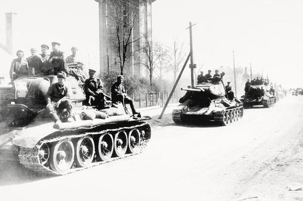 Танковая колонна мотомехкорпуса на марше