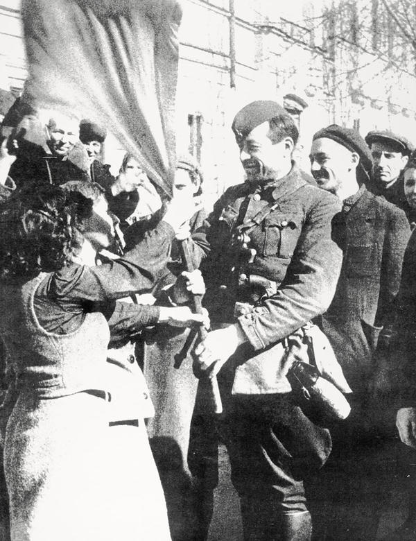 Жители Одессы передают партизанам знамя