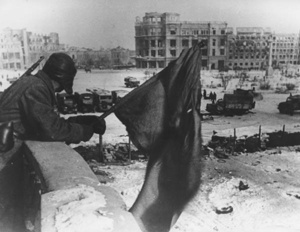Сталинград. Красное знамя в центре города