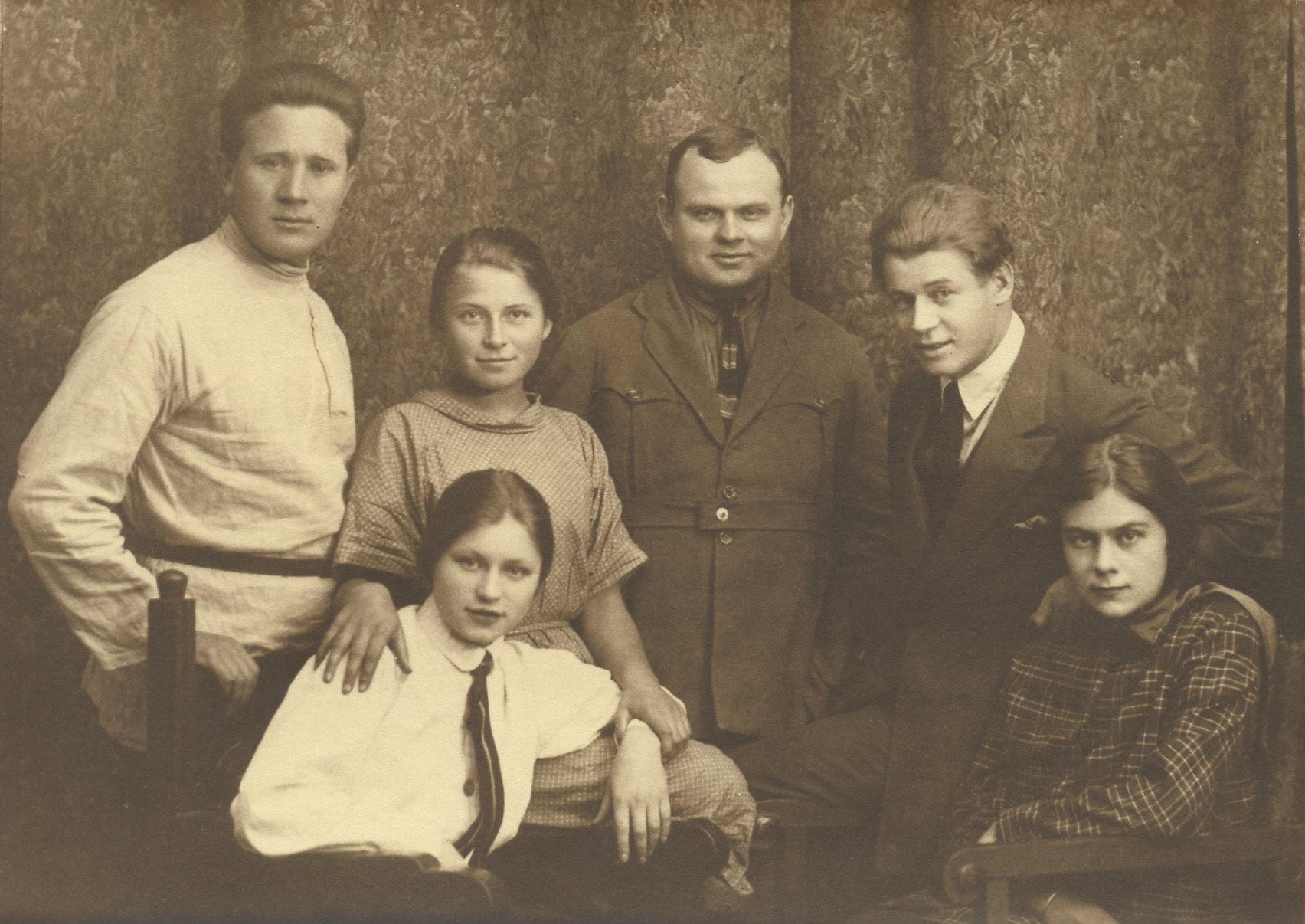 Сергей Есенин с сестрами
