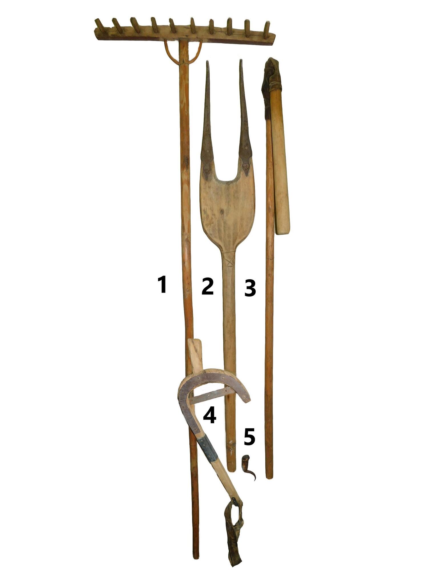Орудия: грабли, вилы, цеп, крюк, кочедык. Подробное описание экспоната,  аудиогид, интересные факты. Официальный сайт Artefact
