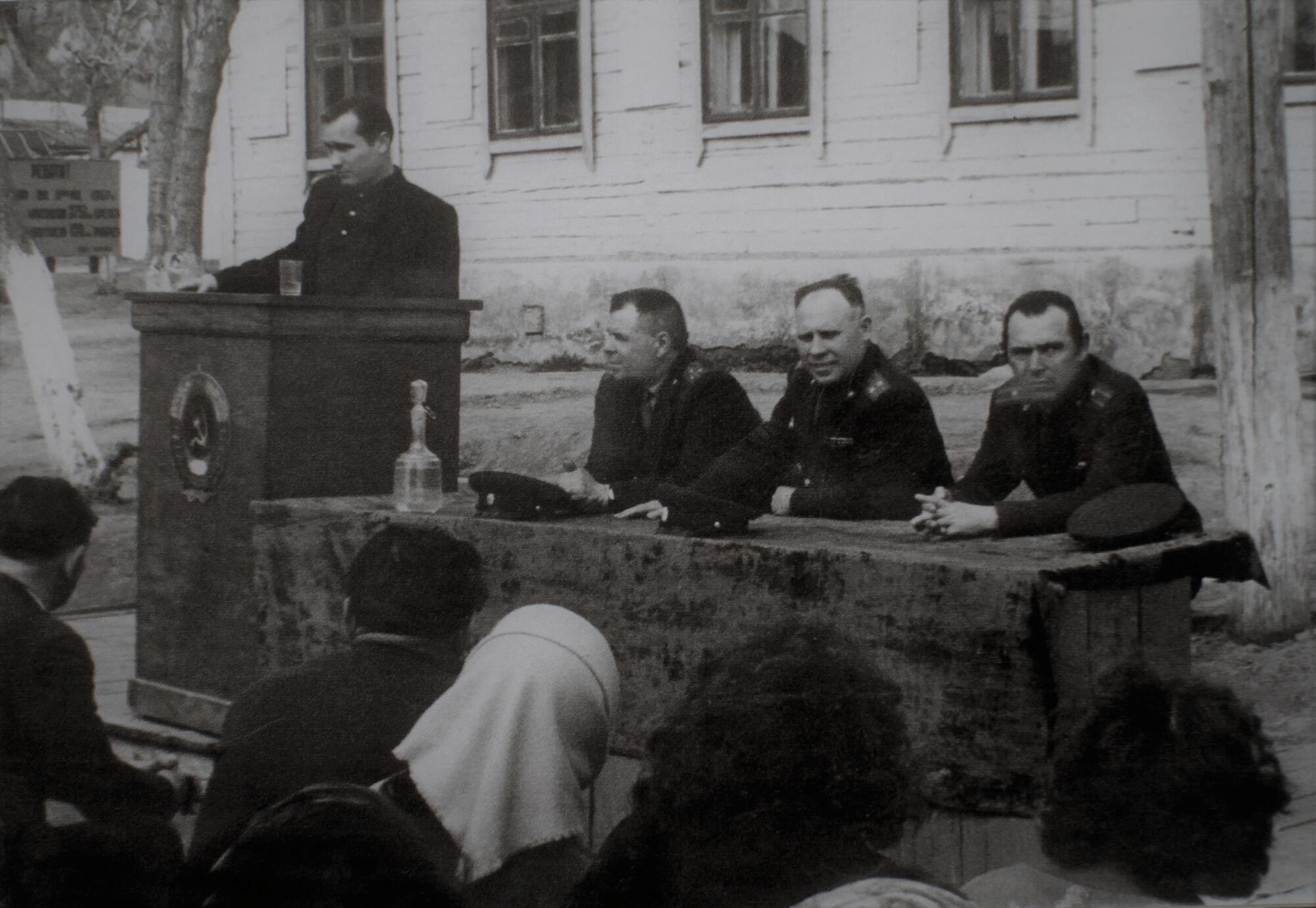 Шукшин В.М. на встрече с воспитанниками БВТК. Подробное описание экспоната,  аудиогид, интересные факты. Официальный сайт Artefact