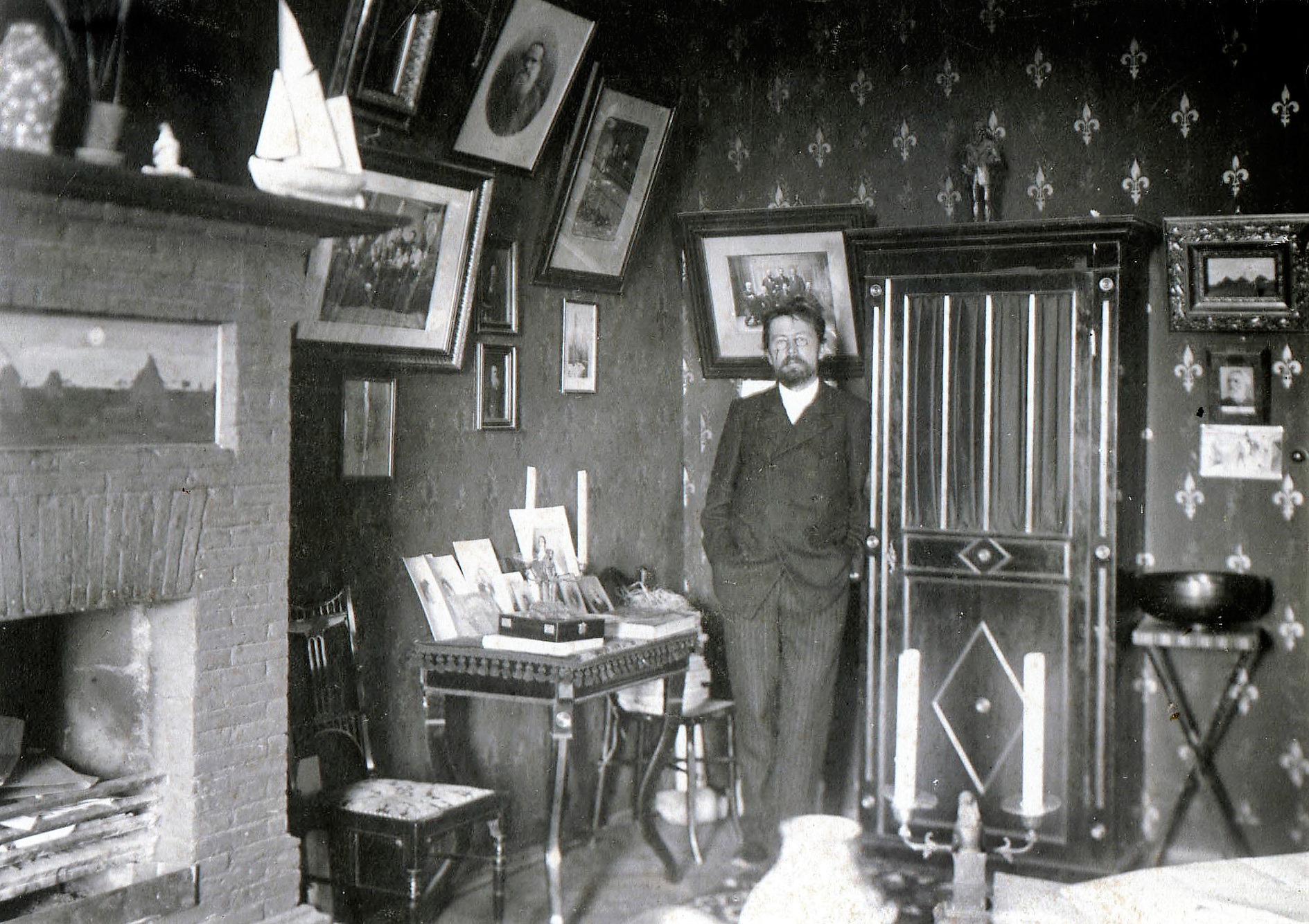 A. P. Chekhov in the office. Photo. Подробное описание экспоната, аудиогид,  интересные факты. Официальный сайт Artefact