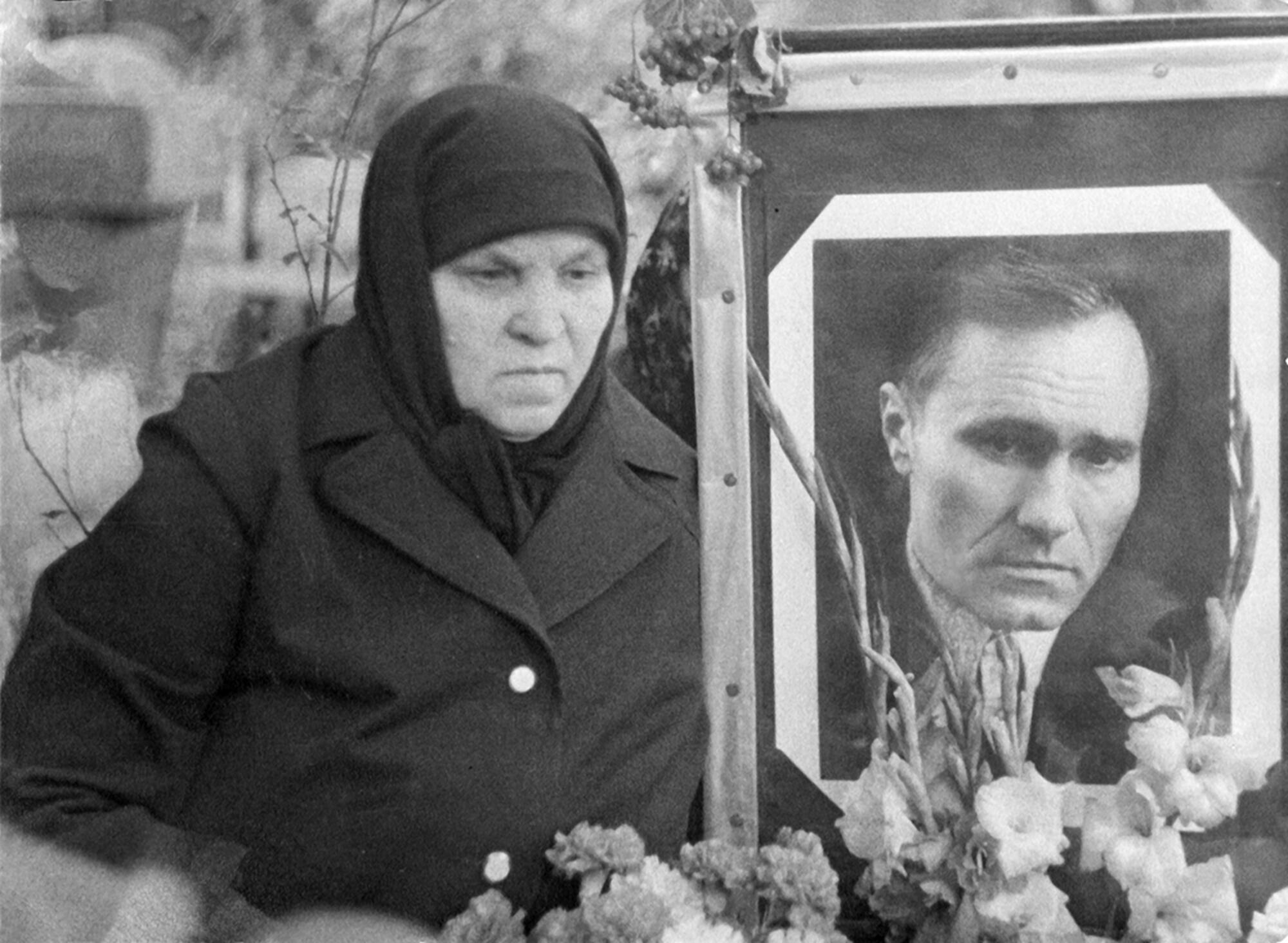 Шукшин похоронен. Могила Шукшина на Новодевичьем кладбище. Мать Шукшина Василия Макаровича.