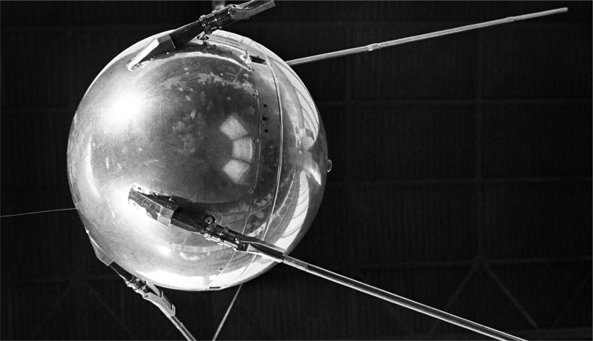 1957 Г запуск в космос первого спутника СССР