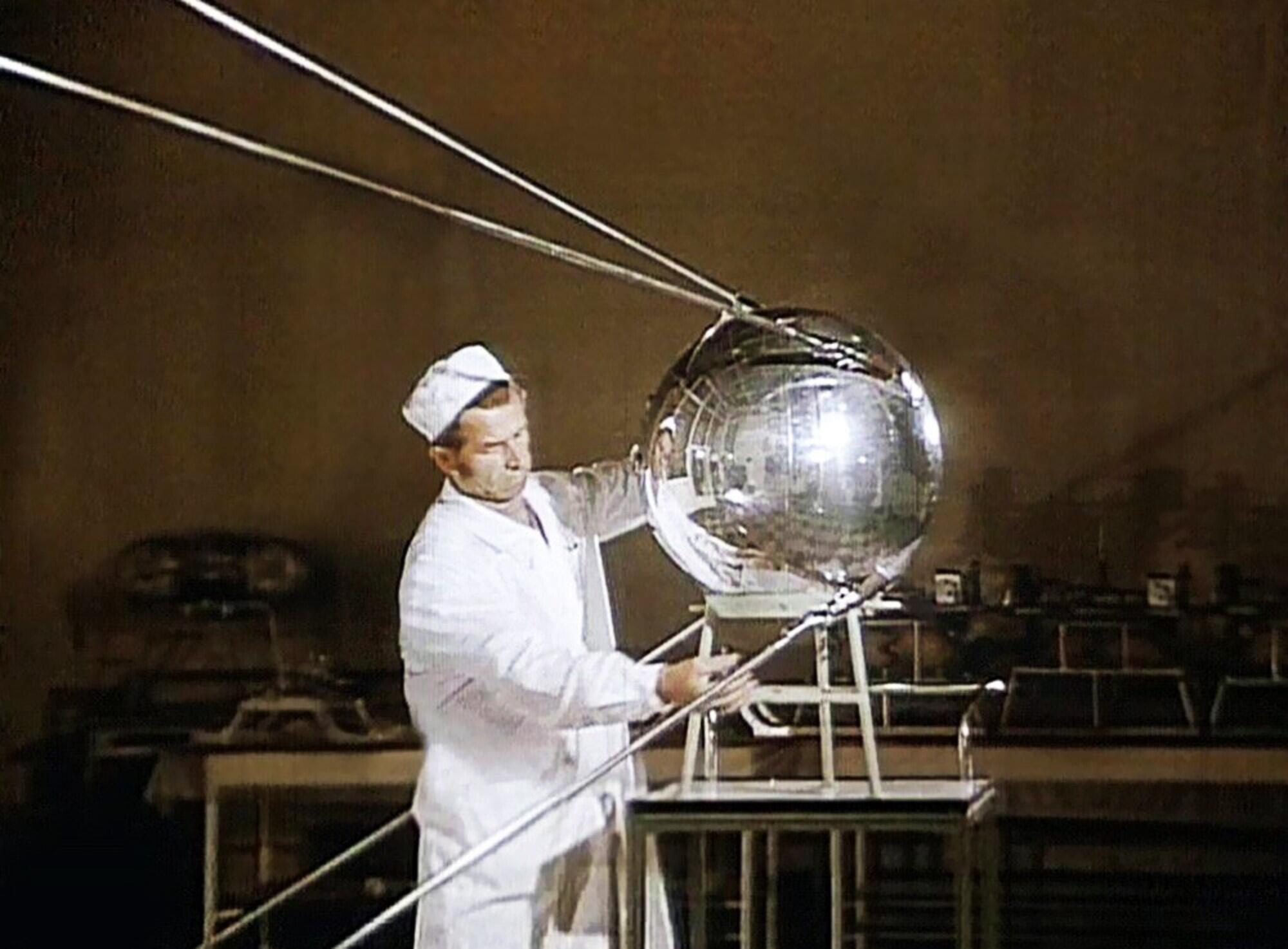 Самый первый спутник земли. Первый искусственный Спутник земли 1957. Первый Спутник земли запущенный 4 октября 1957 СССР. 4 Октября 1957-первый ИСЗ "Спутник" (ССС. Первый Спутник земли 1957 год.