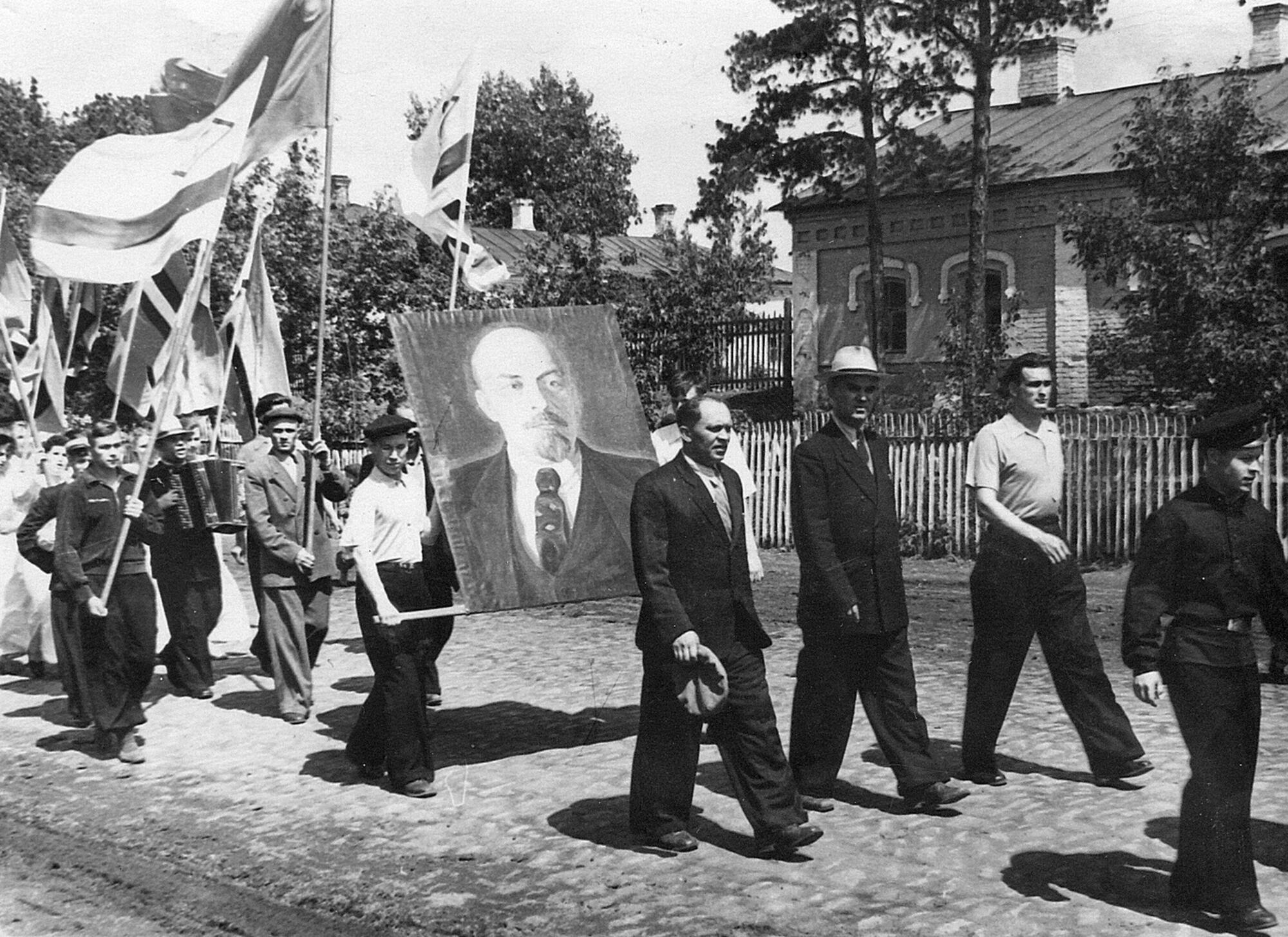 Первомайская демонстрация в городе Шебекино. Подробное описание экспоната,  аудиогид, интересные факты. Официальный сайт Artefact