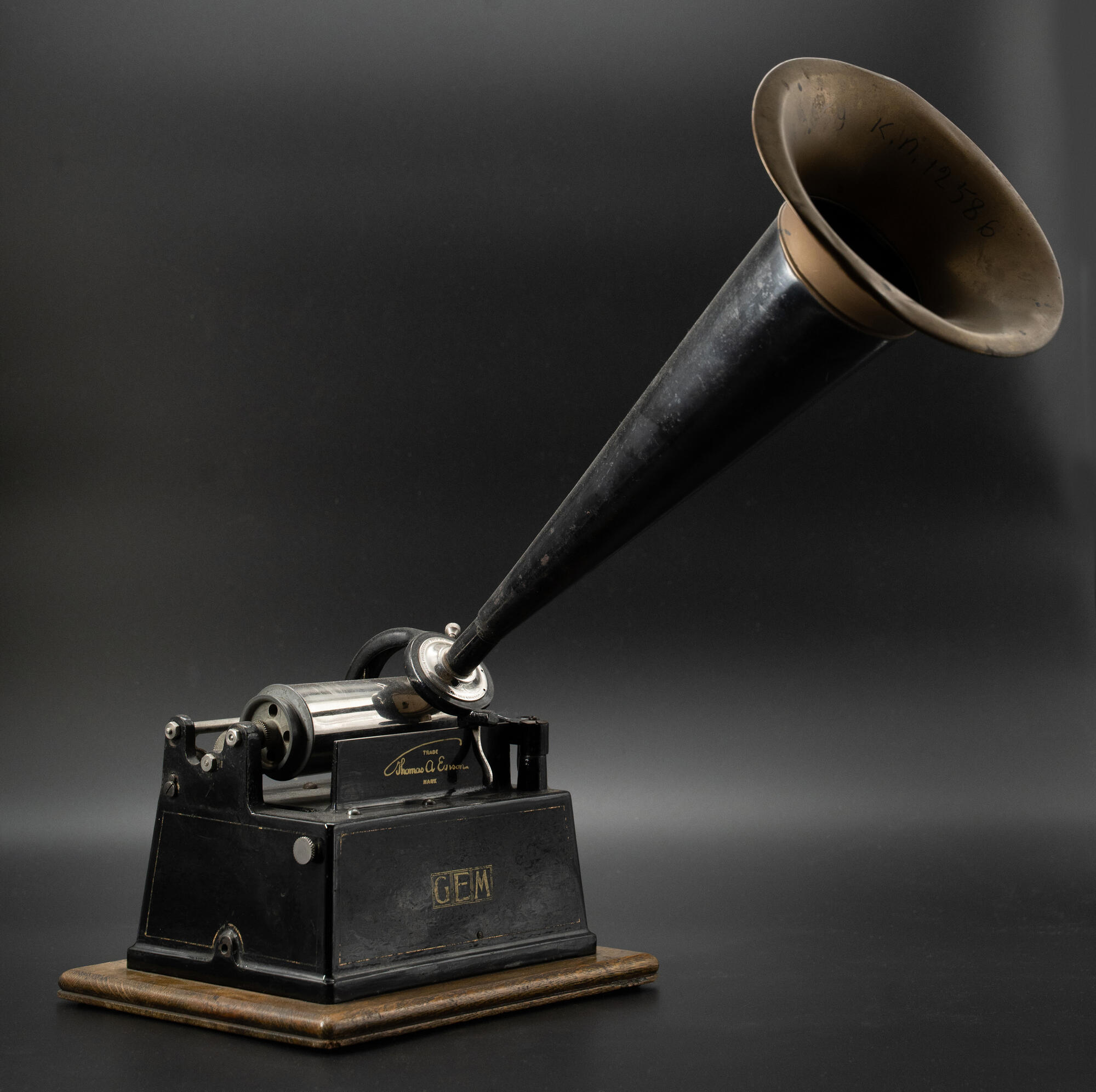 Фонограф. Фирма Edison Gemphonograph. Подробное описание экспоната,  аудиогид, интересные факты. Официальный сайт Artefact