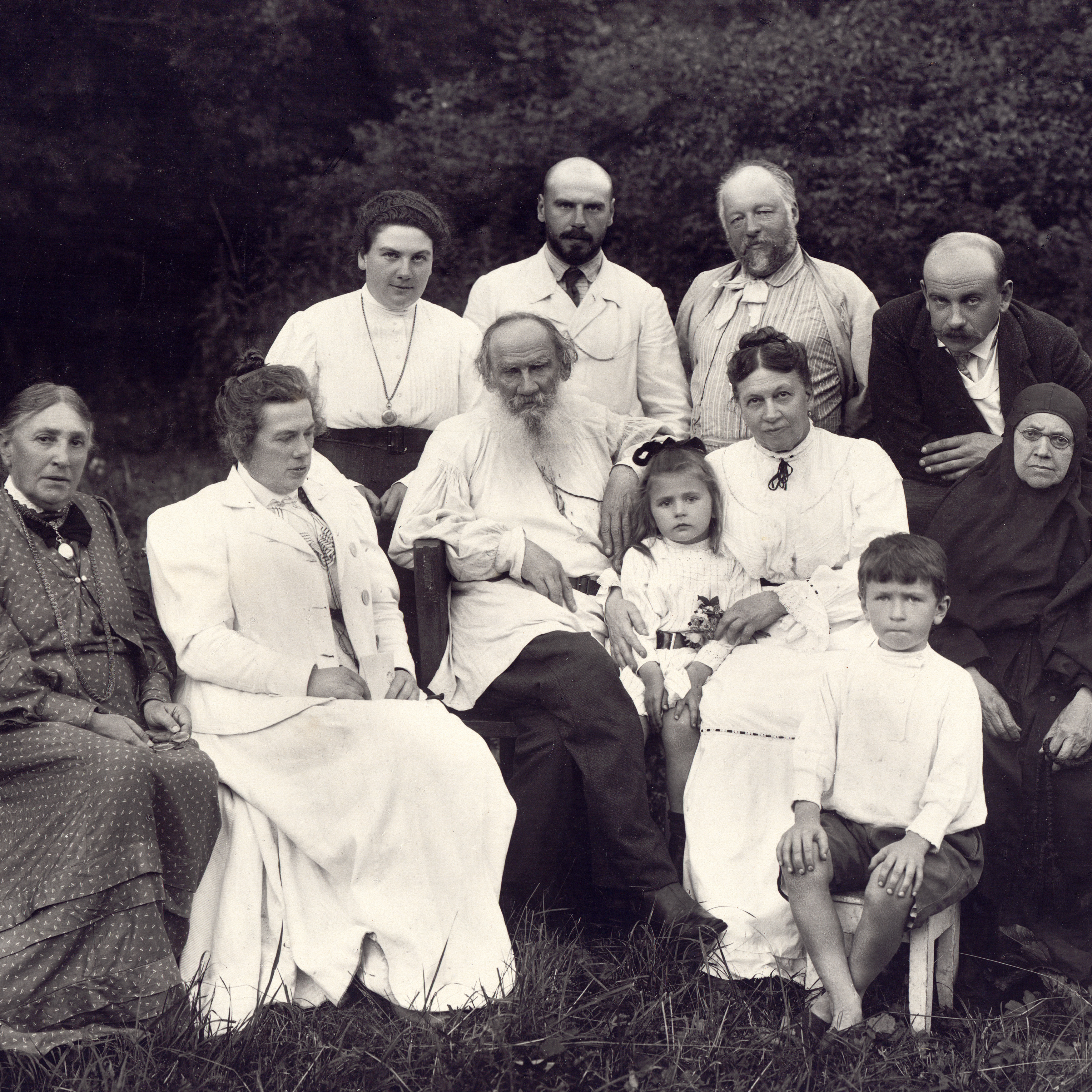 Л.Н. Толстой с родными в парке Ясной Поляны
