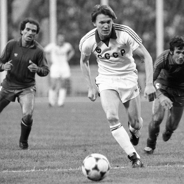 Oleg Blokhin leads an attack