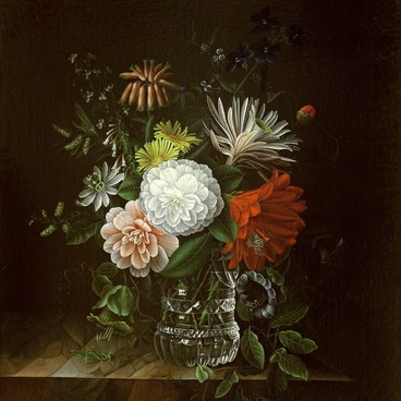 Цветы в граненой хрустальной вазе 