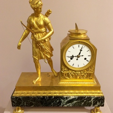 Часы каминные с фигурой богини Дианы