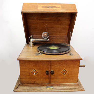 Gramophone with built-in horn