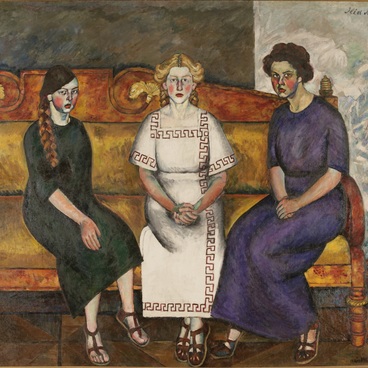 Три сестры на диване