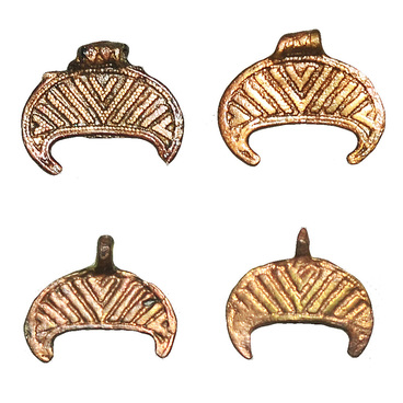 Lunula pendants and solar symbols