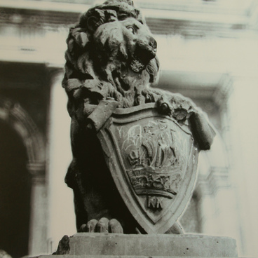 Скульптура льва у входа в здание биржи