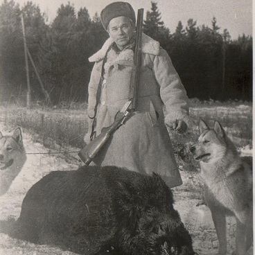 М.Т. Калашников с трофеем