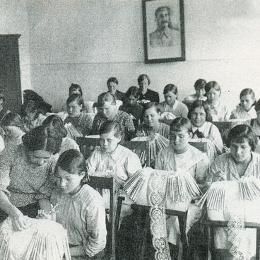 На занятиях в Вологодской кружевной школе