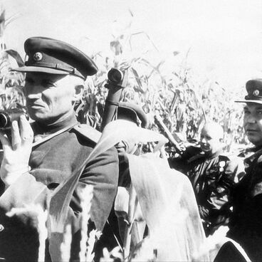 Генерал-лейтенант В.Д. Крюченкин (слева)