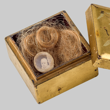 A box with baby hair locks