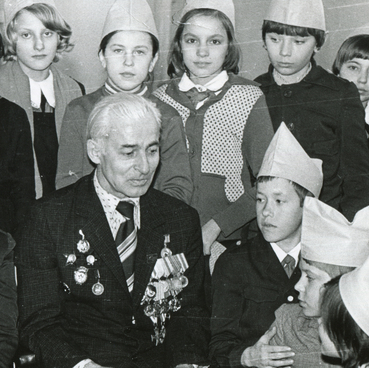 Панченко В.В., участник войны, со школьниками