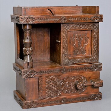 Cabinet with a small pillar