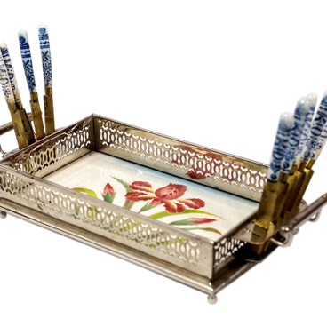 Tray with fruit knives