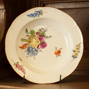 Soup plate decorated with strewn flowers 