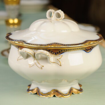 Soup tureen with a cover