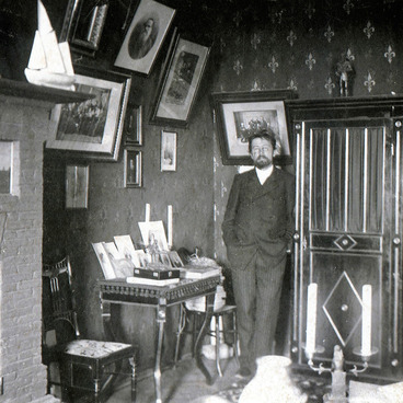 А.П.Чехов в кабинете. Фотография