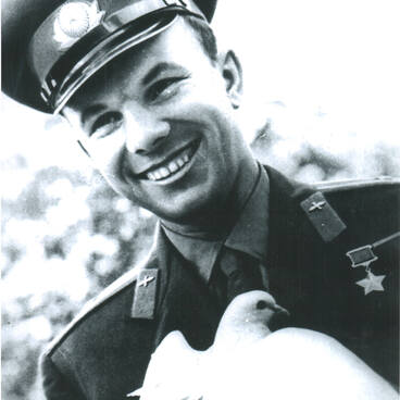 Ю.А. Гагарин с голубем мира
