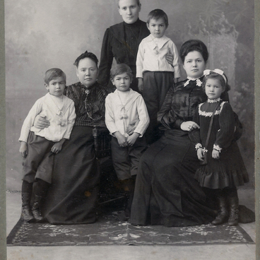 Мария Ивановна Благова (Сытина) с детьми