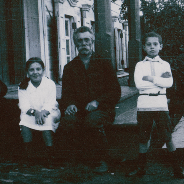 Vasily Ivanovich Surikov with his grandchildren