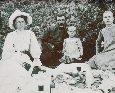 On a picnic. E.K. Pokrasso with friends