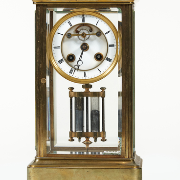 Mantel clock with a mercury pendulum