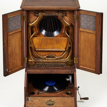 Gramophone with string resonator