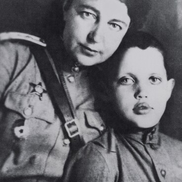 Robert Rozhdestvensky and his mother