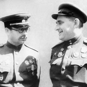 Генерал-лейтенант Н.Ф. Ватутин докладывает