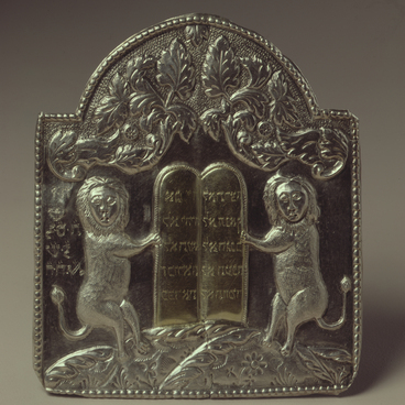 Tas — Torah scroll shield