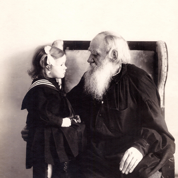 Портрет Льва Толстого с девочкой