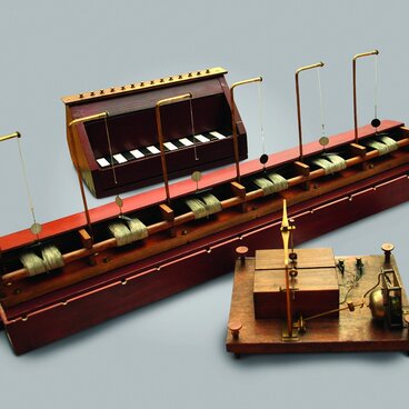 Электромагнитный телеграфный аппарат Шиллинга
