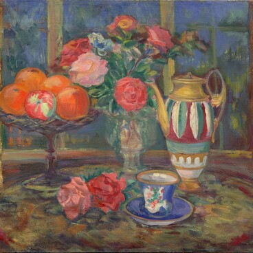 Натюрморт с вазой и чайной посудой на фоне окна