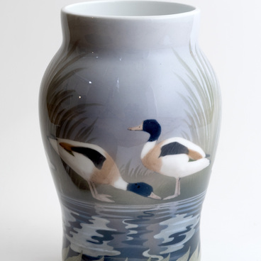 Vase with ducks